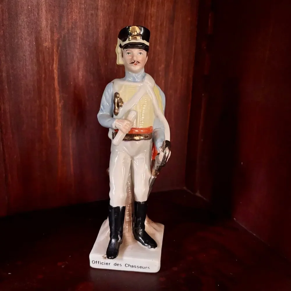 Napoleonic Military Figurine - Officier des Chasseurs Made in Italy 9 inches